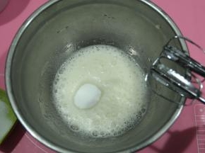 电动打蛋器高速开始打，顺一个方向打，打到鱼眼泡，加入1/3细砂糖。继续打。