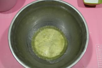 取出冷冻的蛋白，冰渣状，更容易打发。加入柠檬汁或者白醋，去腥。此时可以预热烤箱上下180-190℃。