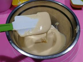 过筛好的面糊是很细腻，提起刮刀，顺滑滴落。放置一旁备用。