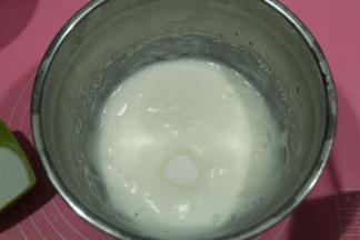 打到气泡变细，再加1/3细砂糖，继续打。