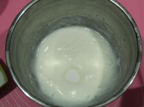 打到气泡变细，再加1/3细砂糖，继续打。