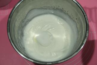 等到出现明显纹路，加入最后的细砂糖，继续高速打一会，再转中速打。中途停下，提起打蛋头观察蛋白打发状态。打的时候左手配合逆时针转盆，盆边都要打到。