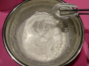 打到如图中性发泡，提起打蛋头，小弯钩状态，可以用低速打几圈，整理气泡。打好的蛋白，细腻有光泽！