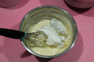 再取1/3蛋白霜，重复上一步，翻拌均匀。