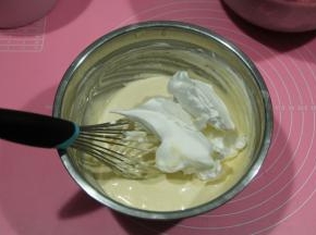 再取1/3蛋白霜，重复上一步，翻拌均匀。