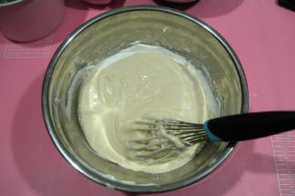 然后倒回到剩余蛋白霜中，同样操作，混匀后，最后用刮刀，将盆边和盆底部的，再翻拌几下即可。