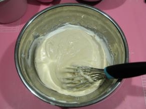 然后倒回到剩余蛋白霜中，同样操作，混匀后，最后用刮刀，将盆边和盆底部的，再翻拌几下即可。