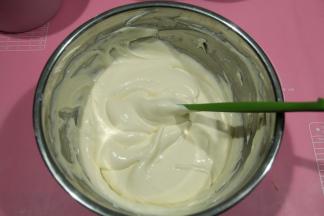 混匀的蛋糕糊，是没有蛋白霜块的哦。