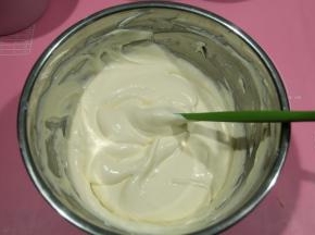 混匀的蛋糕糊，是没有蛋白霜块的哦。