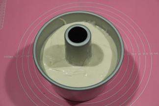 从高处倒入模具中。八分满。然后双手拇指按住中空烟囱部位，提起震模具，震出大气泡。