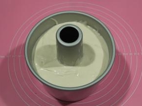 从高处倒入模具中。八分满。然后双手拇指按住中空烟囱部位，提起震模具，震出大气泡。