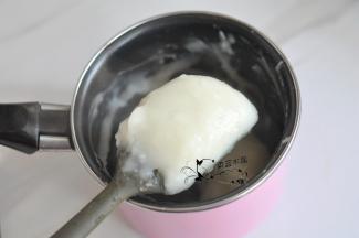 将汤种的配料混合均匀，在灶上加热至表面有纹路，离火后晾凉备用。