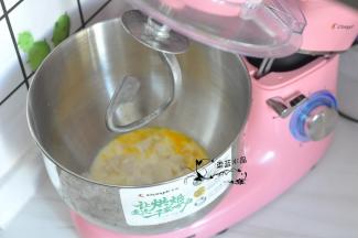 将汤种、蛋液、牛奶、奶粉、糖、盐倒入厨师机内胆中。