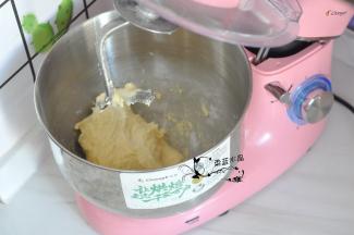 加入黄油后，等面团吸收掉黄油，转为4档揉面。