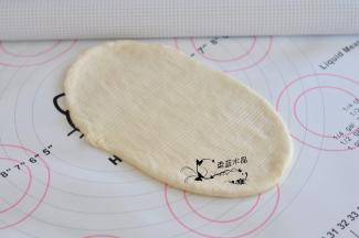 面团擀成牛舌状。