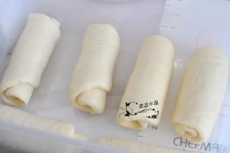 翻面后，由上至下卷起，松弛15分钟。