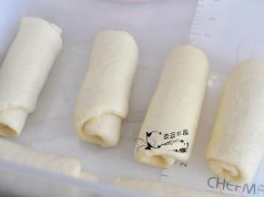 翻面后，由上至下卷起，松弛15分钟。