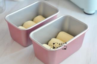 放入吐司盒中，进发酵箱设定温度为35，湿度75，时间为60分钟，进行二发。