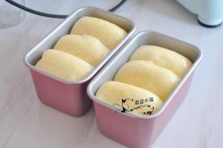 发酵至九分满，表面刷一层蛋液。