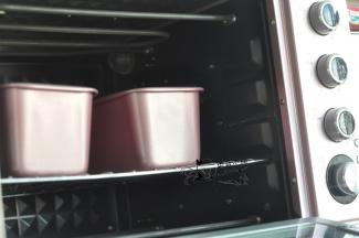 烤箱200度预热，放入吐司盒后，转为180度35分钟，烘烤10分钟后要加盖锡纸。