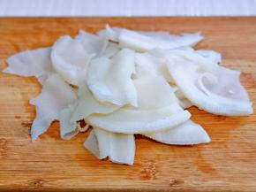 牛百叶洗干净，切小块，装盘。