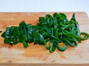 海带洗干净切条，装盘。