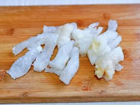 蹄筋洗干净切小段装盘，