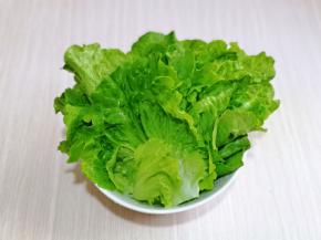 生菜洗干净，盐水泡10分钟，再冷水冲洗后装盘。