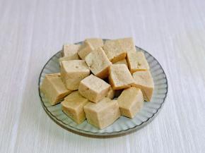 冻豆腐，买的北豆腐切小块，焯水，晾凉，密封好放入冰箱冷冻室，冻8小时以上。