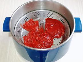 番茄锅底料，倒入升降锅中。