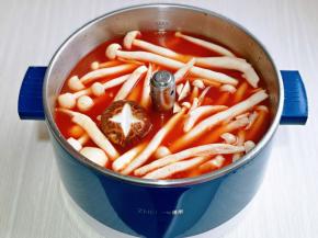 加入纯净水，再加入洗好的海鲜菇，香菇。