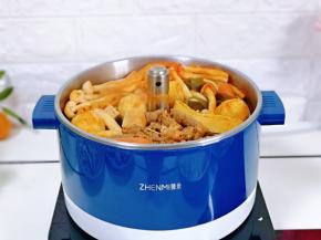 煮熟后，按上升按键，铛铛铛，好吃的全部升上来，是不是很方便，觉得特别卫生，想吃什么夹什么，一目了然，不用捞来捞去啦！