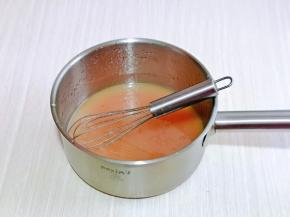 将玉米油，纯净水，盐，红丝绒液放入奶锅中，用手动打蛋器搅拌均匀。