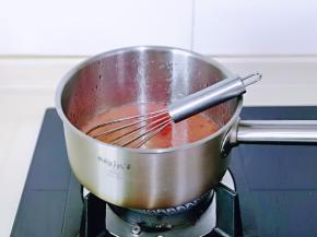 开中小火加热至煮沸，立刻关火。