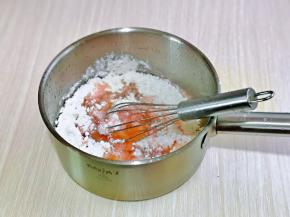 立即筛入低筋面粉。