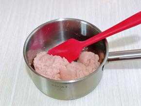 用硅胶铲快速翻拌均匀且无干粉。