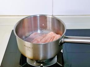 再小火翻炒，炒至锅底有一层白糊，面糊变黏稠立即关火。