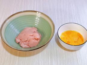 将炒好的面团取出，放入器具中，晾至余温，鸡蛋敲碗里，用筷子打散。