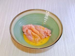 将蛋液分三次倒入面团中，每加入一次蛋液后，“必须翻拌均匀，蛋液与面团完全融合在一起” 再加入蛋液，切计分三次加入蛋液，每次一定要拌均匀。