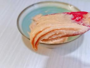 做好的面糊提起硅胶铲有倒三角形即可。