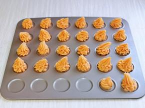 挤入烤盘中即可，挤手法，手不要往下压，一边挤手一边提高。(不是不粘烤盘，记得垫上油纸)