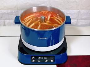 先煮比较难熟的，比如丸子。冻豆腐，海带，蹄筋，可以先煮。