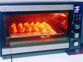 待泡芙表面定型后，将烤箱温度立即调低，上下管180°再烤12-15分钟。(具体时间及温度，根据自家烤箱性能另定)