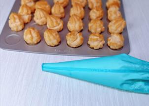 戴上隔热手套取出烤盘，放旁边晾凉，准备奶油打发，淡奶油倒入器具中，加入白砂糖，电动打蛋器打发即可。 我用的是无硫双碳糖，家中有老人的可以用它家的木糖醇 不含蔗糖，送礼过节食用都很好。将打发的奶油装入裱花袋中。(记得先装裱花嘴哈)