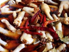 放入整根辣椒一把，辣椒没有切开，辣味会慢慢渗入汤汁中，食用时会有微微的辣口，但又不会很冲。