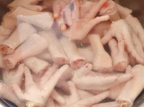 冷水入锅焯烫，再用温水冲洗干净杂质，控水备用。