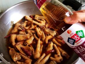 再加入一汤匙臻品味达美的料酒，充分去掉凤爪的异味。