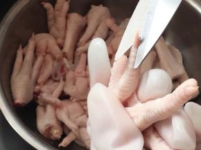 凤爪一刀两段，去掉指甲，冷水浸泡一小时，中间抓洗换水一次，去掉血污。
