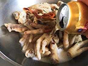 另起一锅，放入凤爪，加入香料，倒入啤酒没过凤爪。