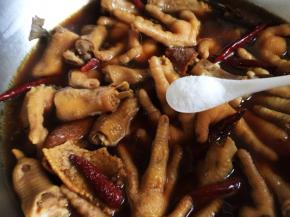 大火煮滚转中小火慢炖三十分钟后加盐，继续中小火慢炖二十分钟，关火继续焖三十分钟，使凤爪更加入味。